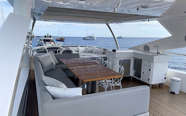 Продается моторная яхта Sunseeker 86 - стол на флайбридже